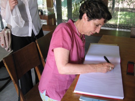 Mi Madre Isabel Allende dejando su saludo en la casa de Ho Chi Minh